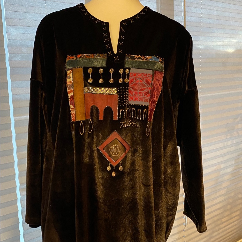 Brown velvet kaftan with painted motif.